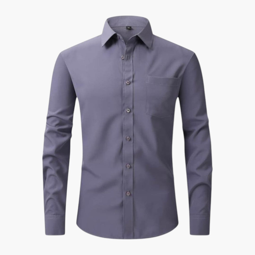 Camisa de hombre con bolsillo en el pecho y tapeta de botones