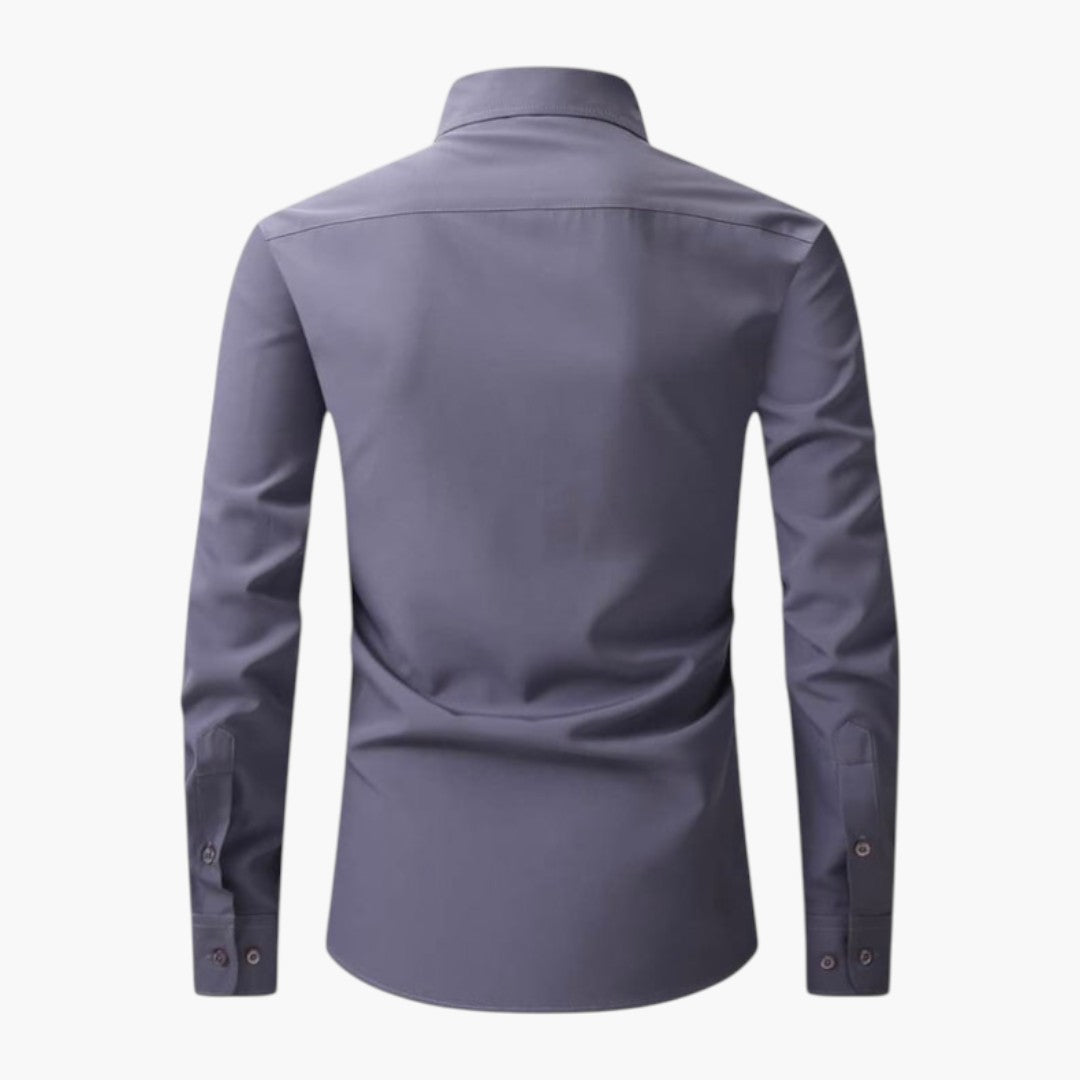 Camisa de hombre con bolsillo en el pecho y tapeta de botones