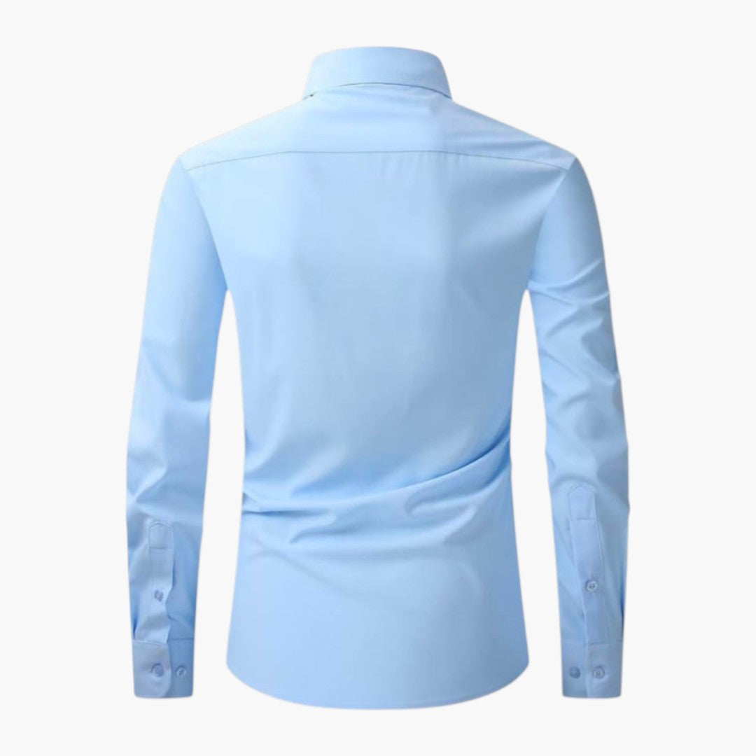 Camisa de hombre con bolsillo en el pecho y tapeta de botones