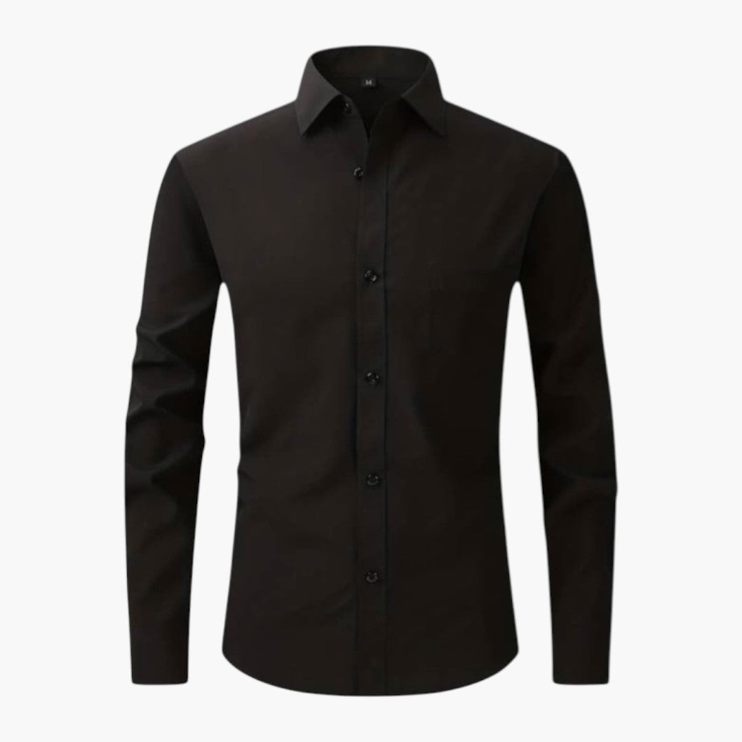 Camisa de hombre con bolsillo en el pecho y tapeta de botones