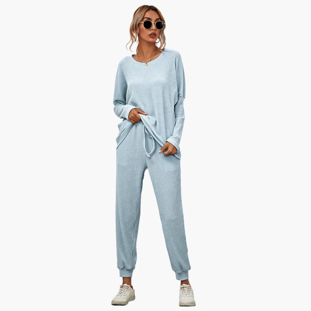 Macacão feminino com gola redonda e superfície canelada
