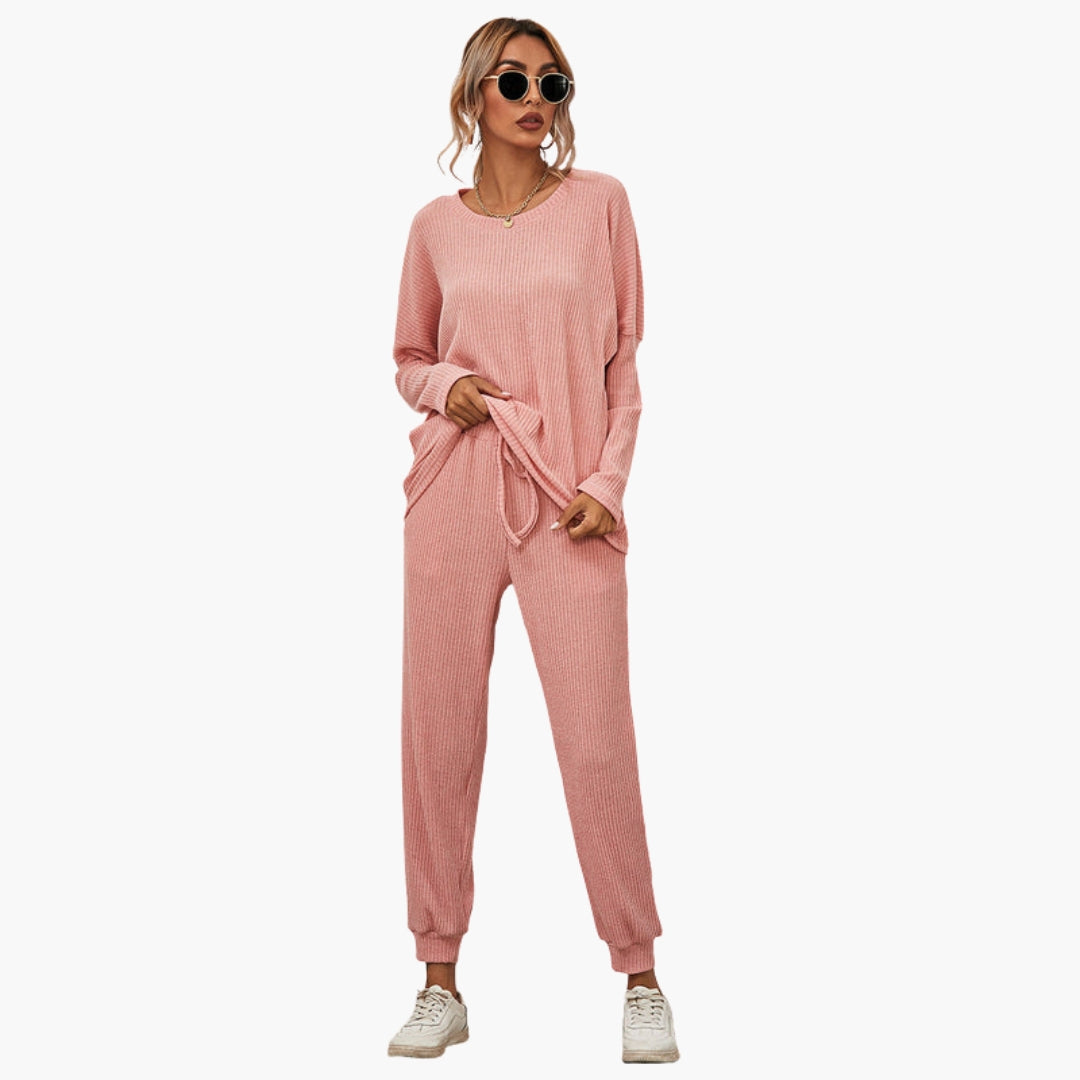 Macacão feminino com gola redonda e superfície canelada