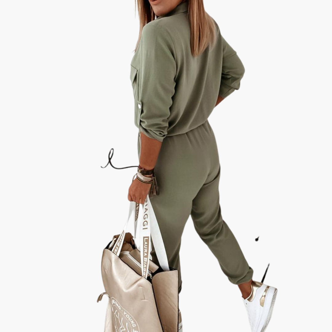 Combinaison femme avec fermeture à boutons et ceinture à nouer à la taille