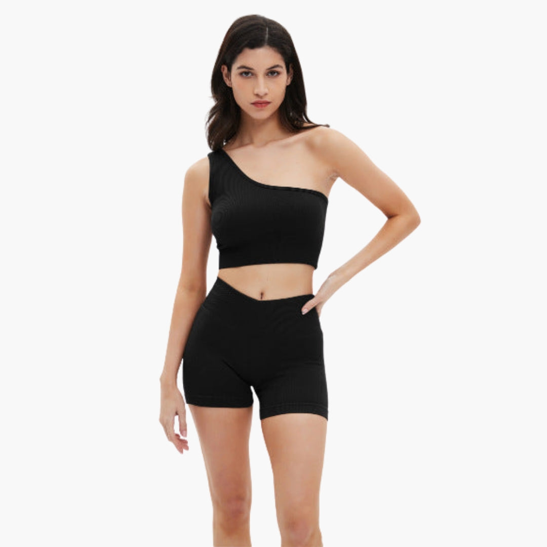 Kort sporty sæt til kvinder med ribbet top og shorts