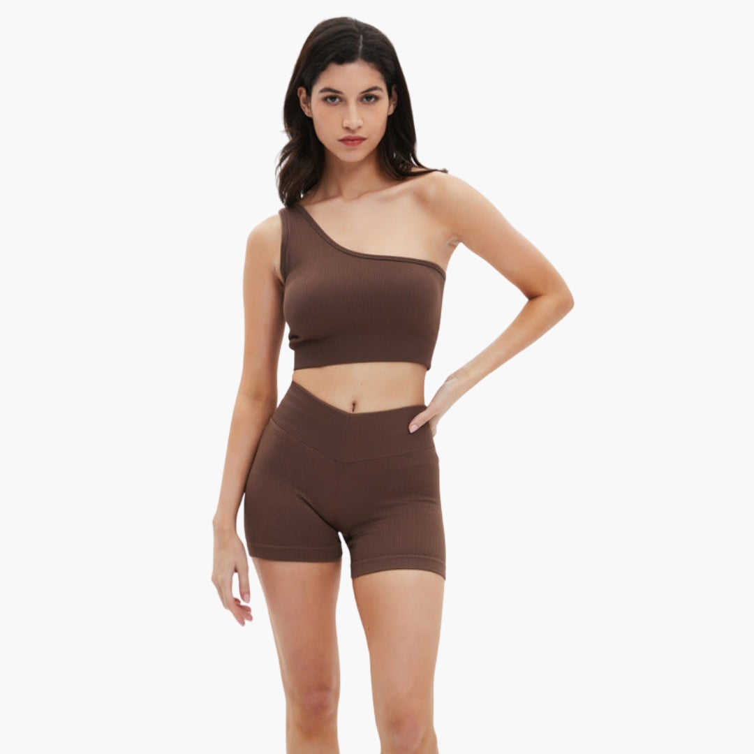 Kort sporty sæt til kvinder med ribbet top og shorts