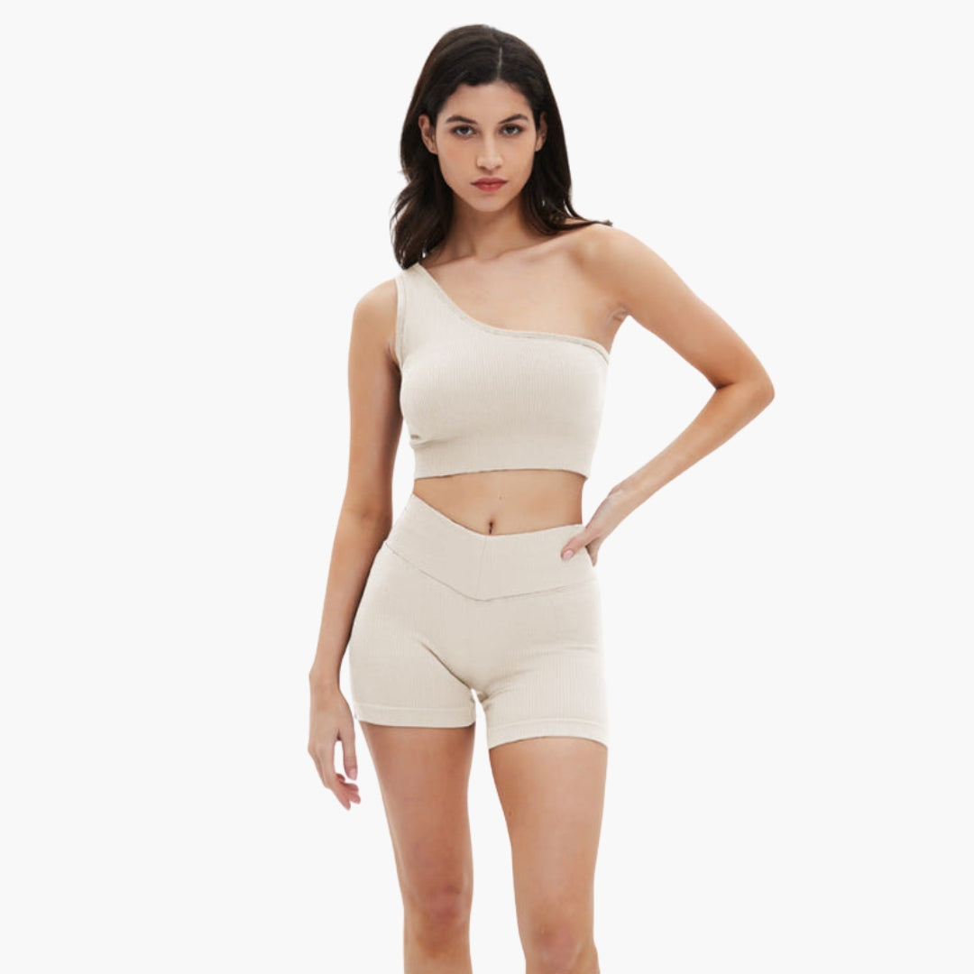 Kort sporty sæt til kvinder med ribbet top og shorts