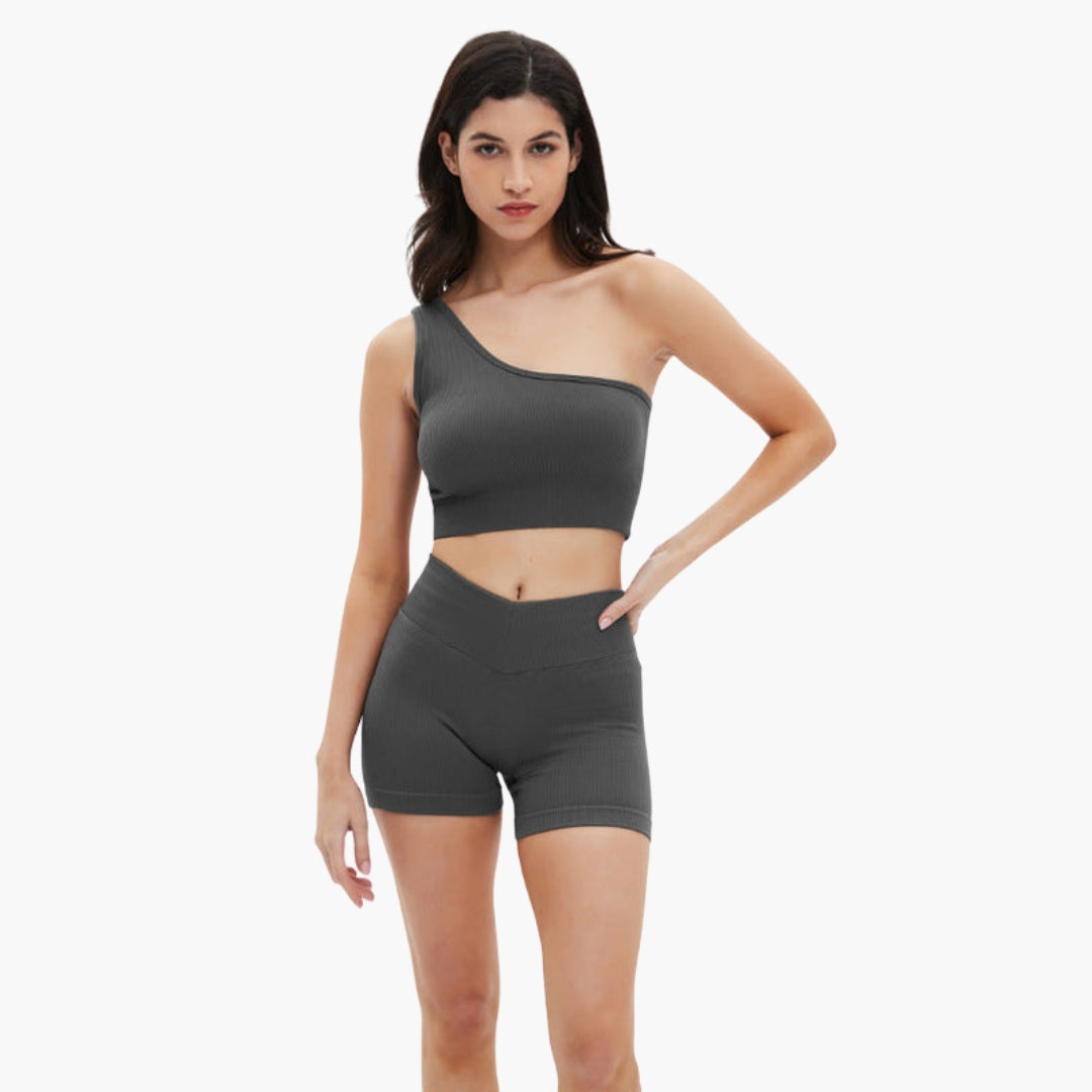 Kort sporty sæt til kvinder med ribbet top og shorts