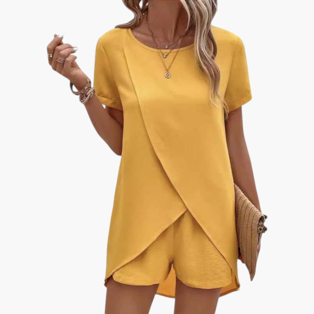 Ensemble deux pièces femmes avec haut croisé et short assorti