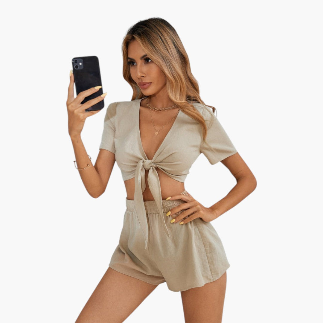 Sommerensemble für Damen mit geknotetem Oberteil und kurzer Hose