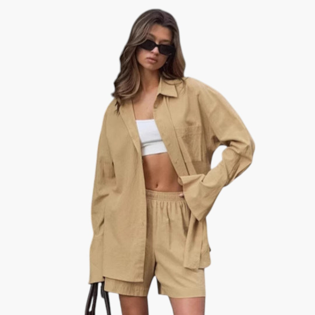 Kvinde sæt med oversize skjorte og shorts