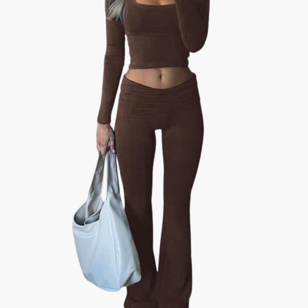 Damen-Sportoutfit mit eckigem Ausschnitt und weitem Hosenbein