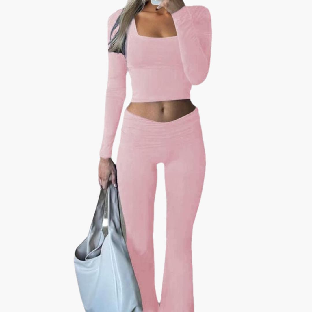 Damen-Sportoutfit mit eckigem Ausschnitt und weitem Hosenbein