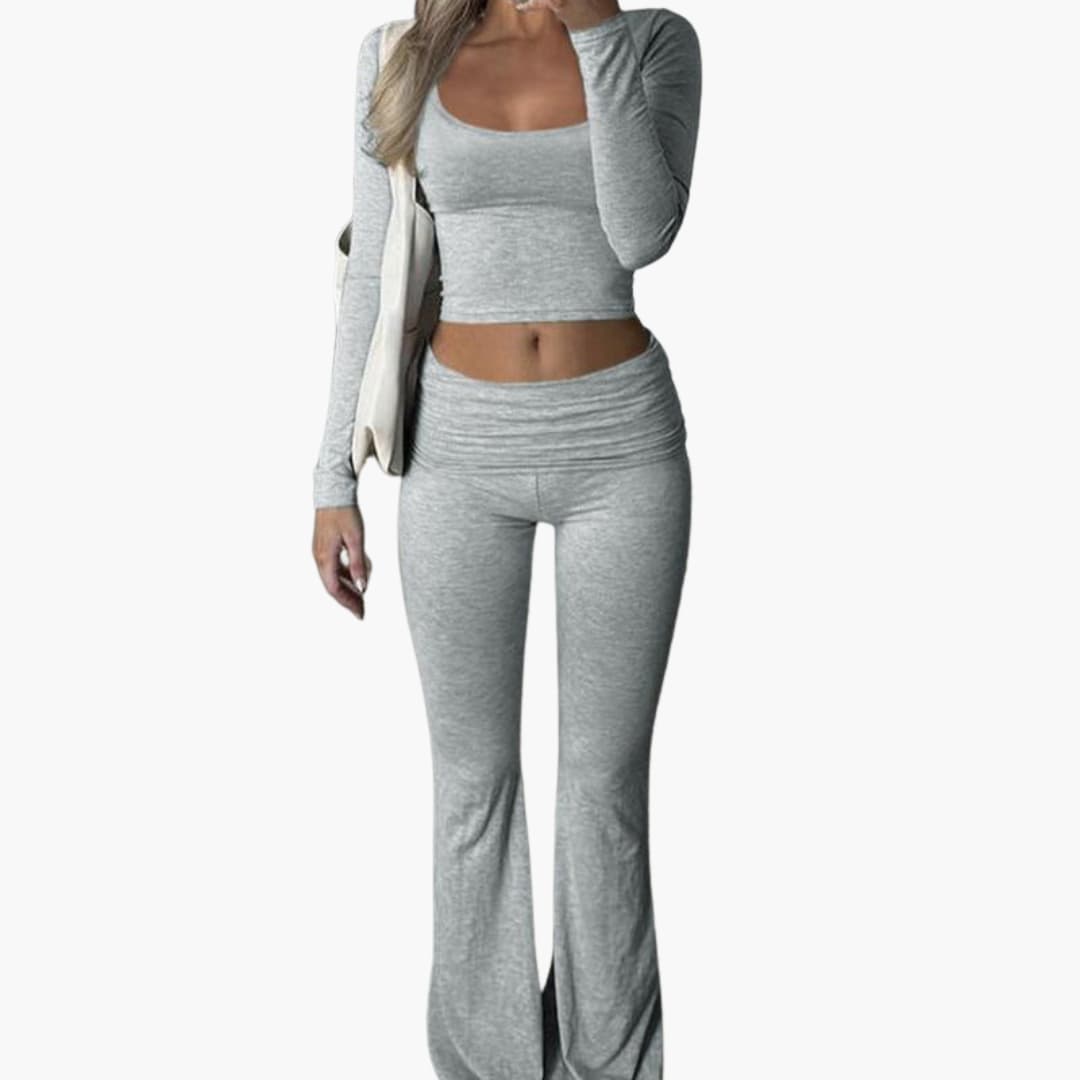 Damen-Sportoutfit mit eckigem Ausschnitt und weitem Hosenbein