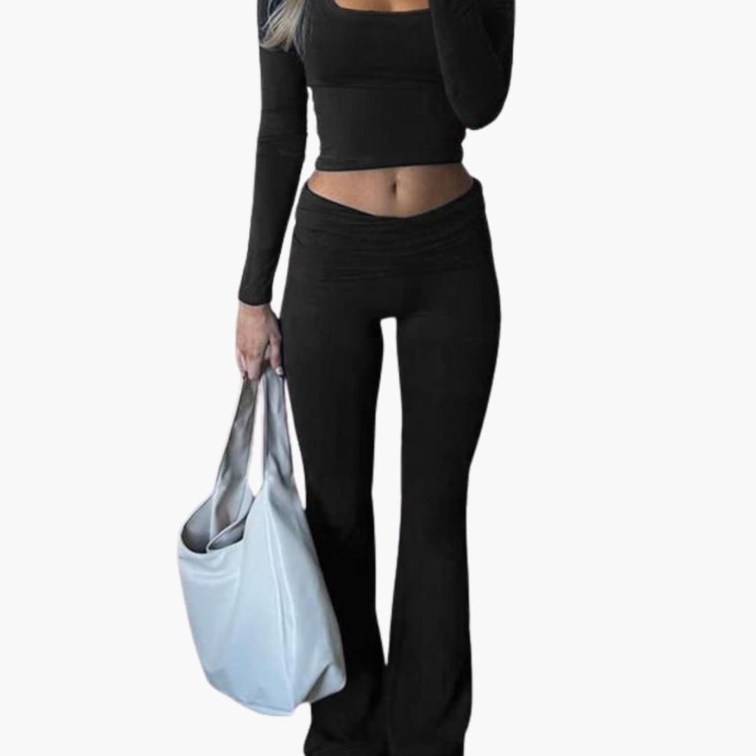 Damen-Sportoutfit mit eckigem Ausschnitt und weitem Hosenbein