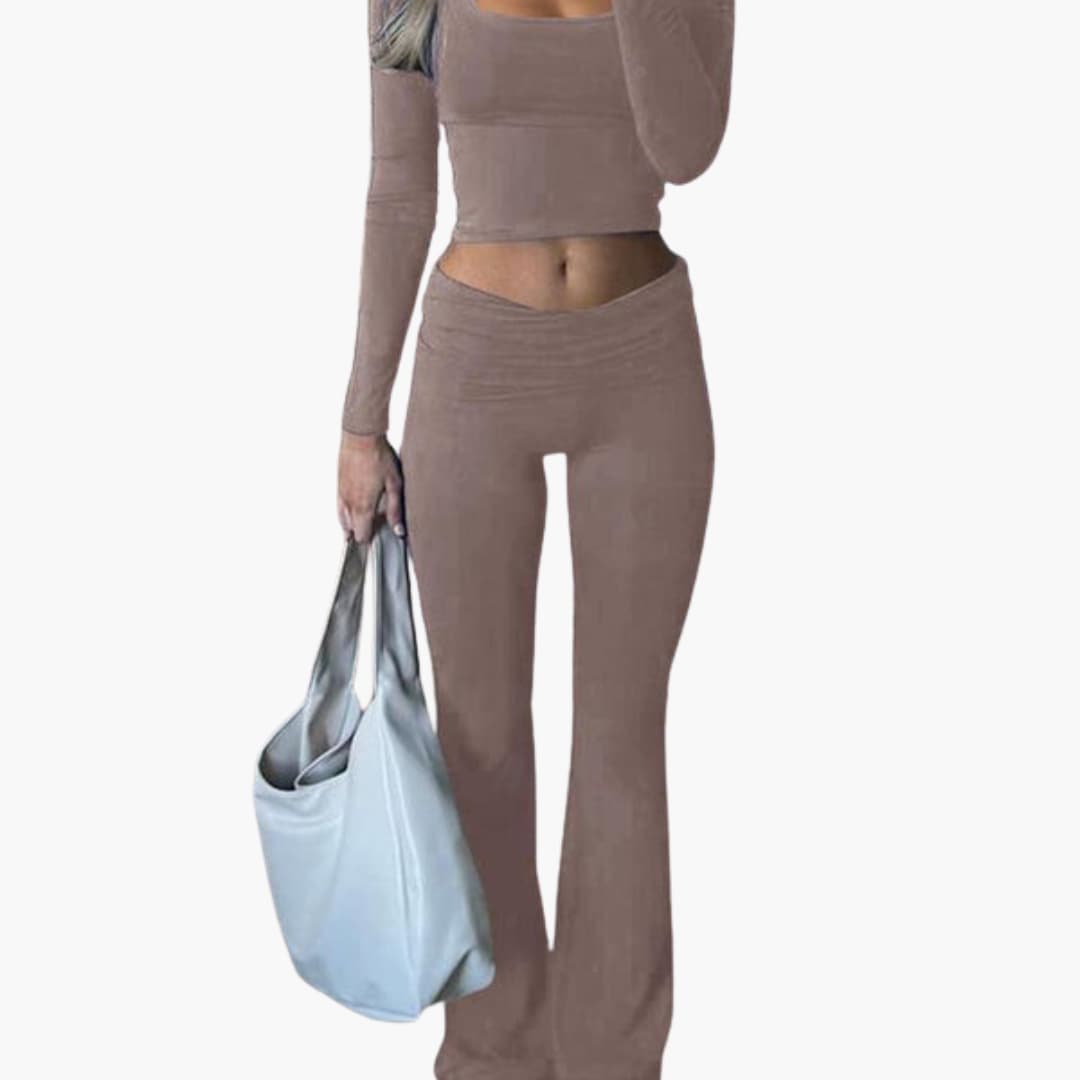 Damen-Sportoutfit mit eckigem Ausschnitt und weitem Hosenbein