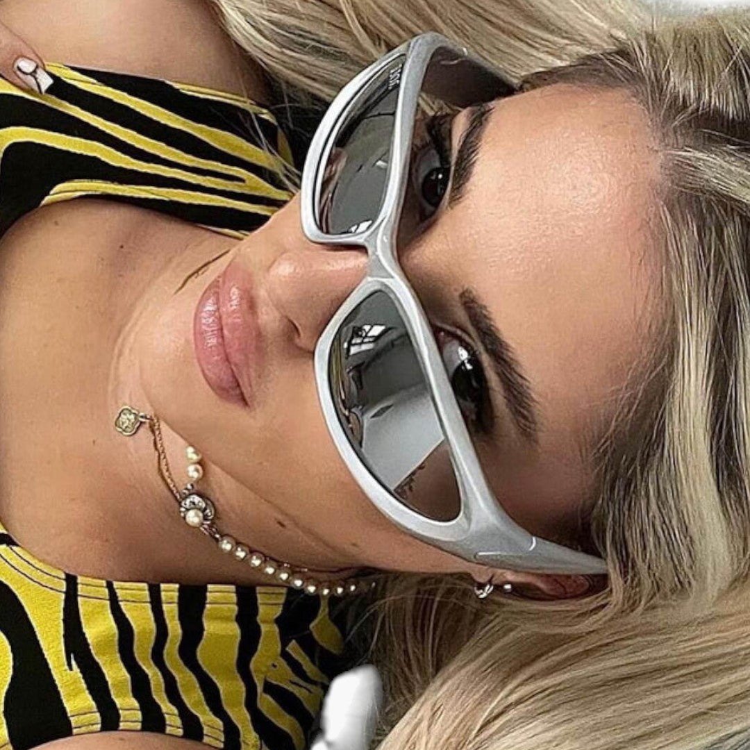 Damen-Sonnenbrille mit umschließendem Gestell und getönten Gläsern