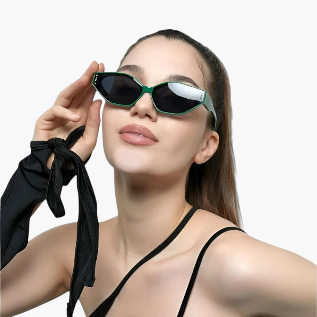 Gafas de sol para mujer con montura estrecha y lentes angulares