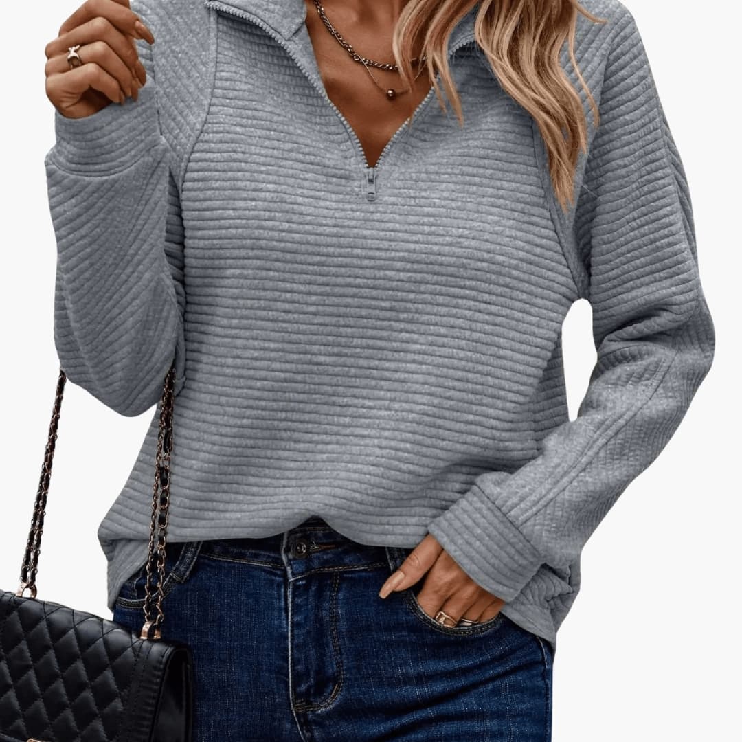 Pull femme à col zippé avec surface côtelée
