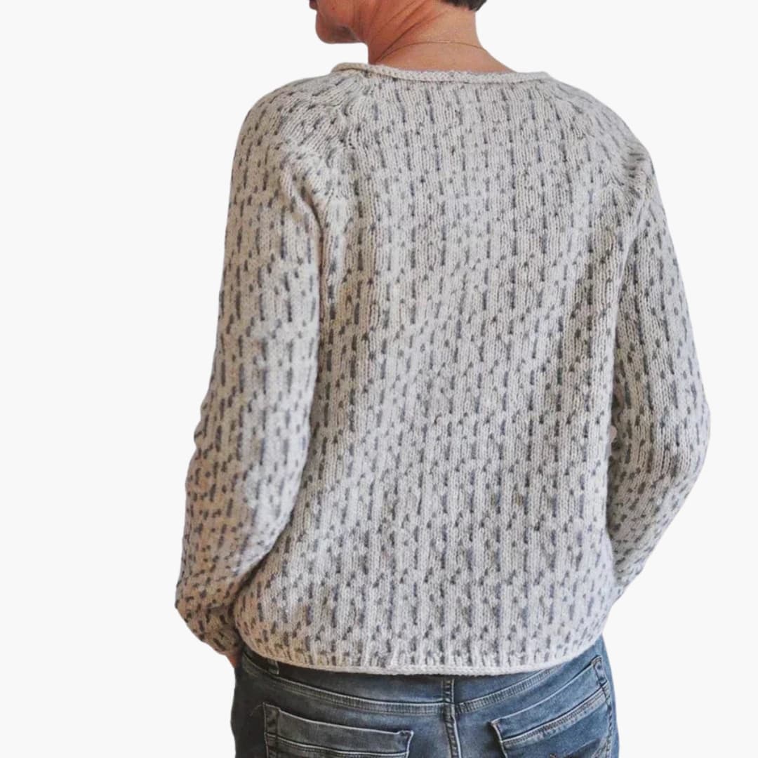 Women's pullover with round neck and long sleeves