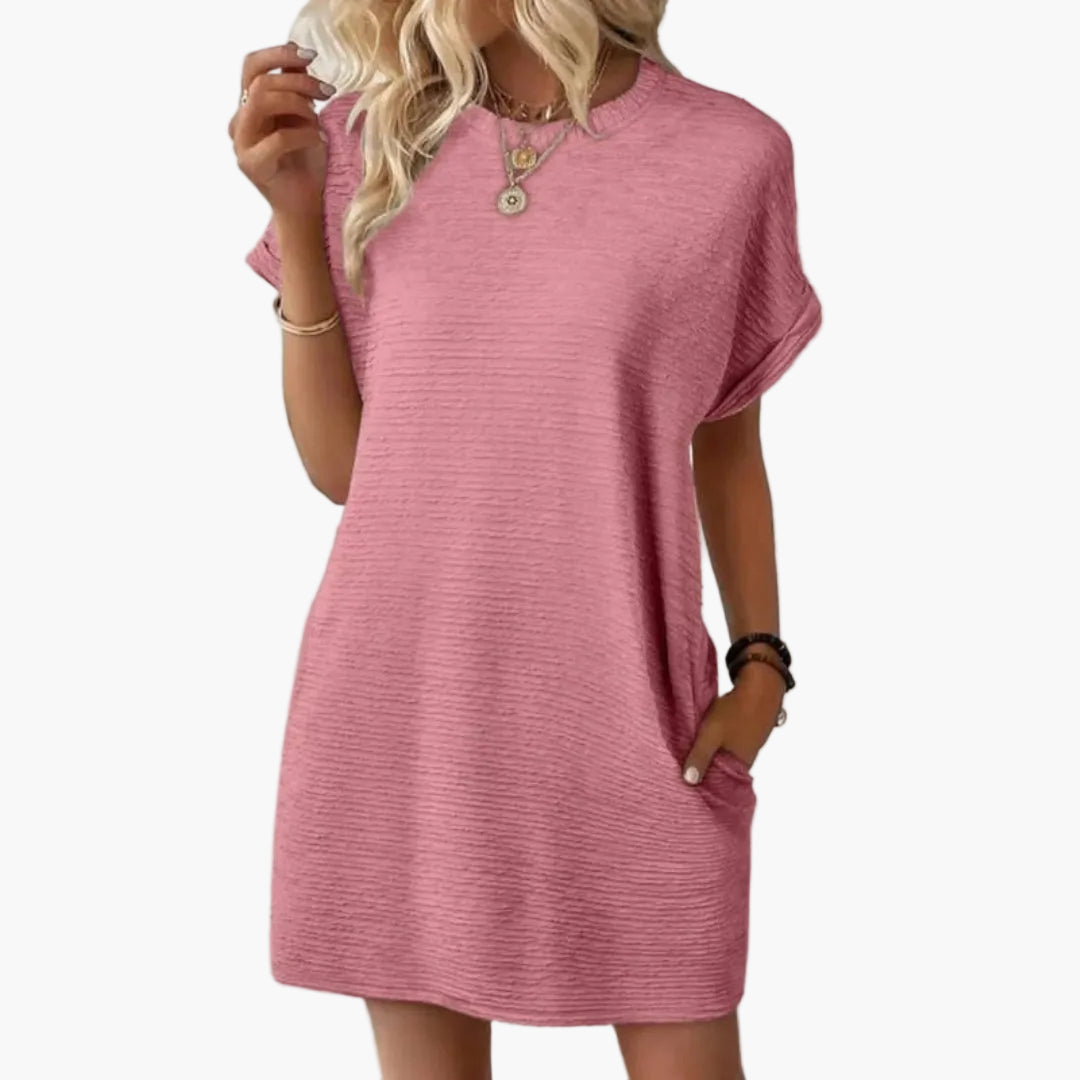 Kurzes Damenkleid mit hochgekrempelten Ärmeln