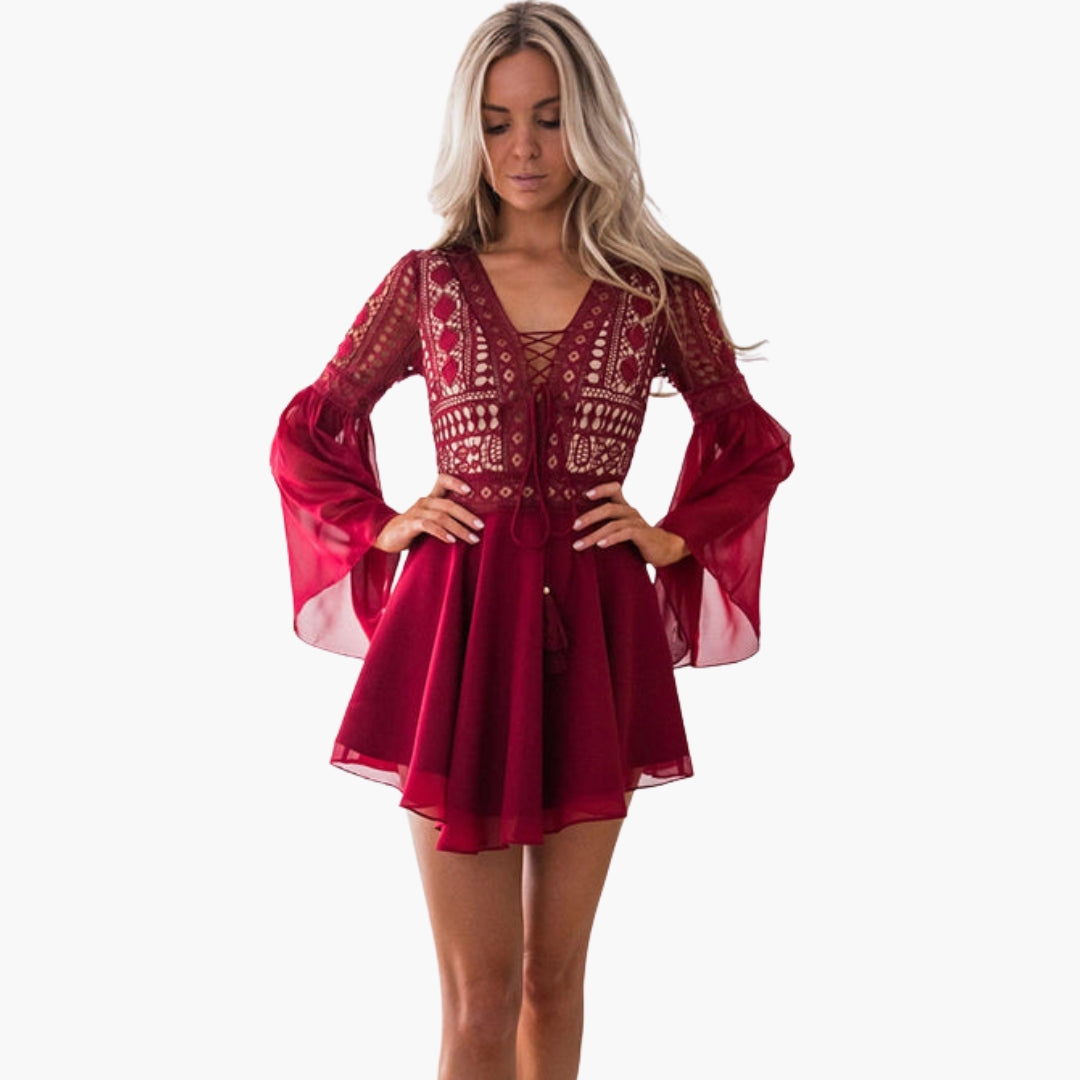 Damenkleid mit durchbrochenen Details und ausgestellten Ärmeln