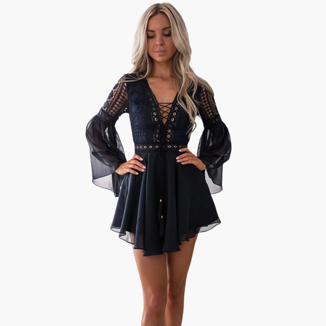 Damenkleid mit durchbrochenen Details und ausgestellten Ärmeln