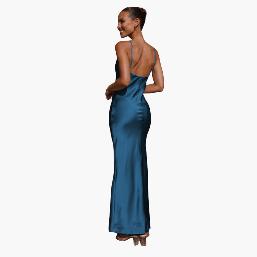 Langes Damenkleid mit drapiertem Ausschnitt und verstellbaren Trägern