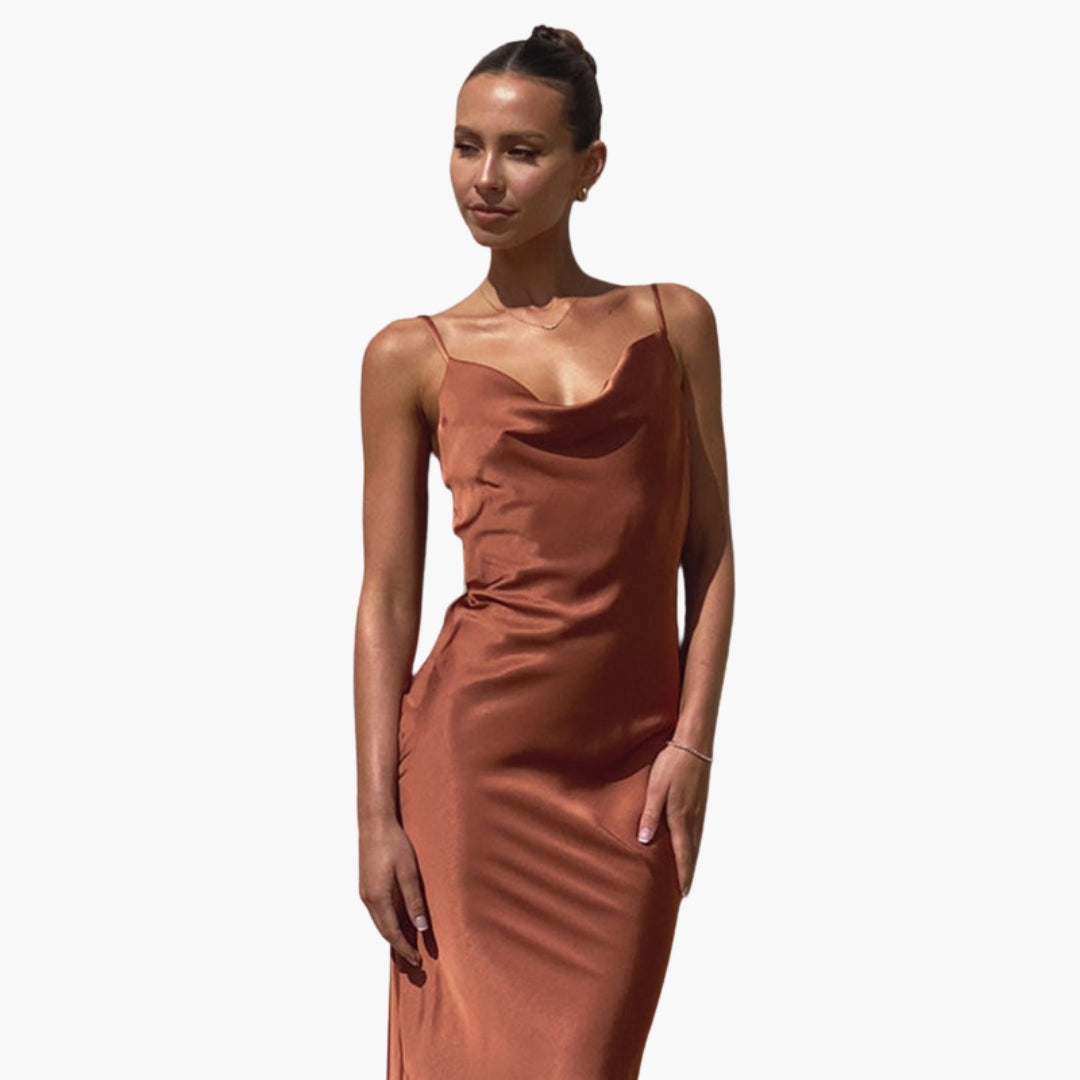 Langes Damenkleid mit drapiertem Ausschnitt und verstellbaren Trägern