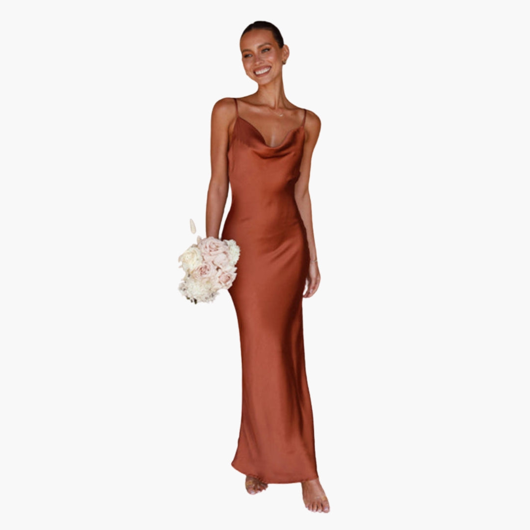 Langes Damenkleid mit drapiertem Ausschnitt und verstellbaren Trägern