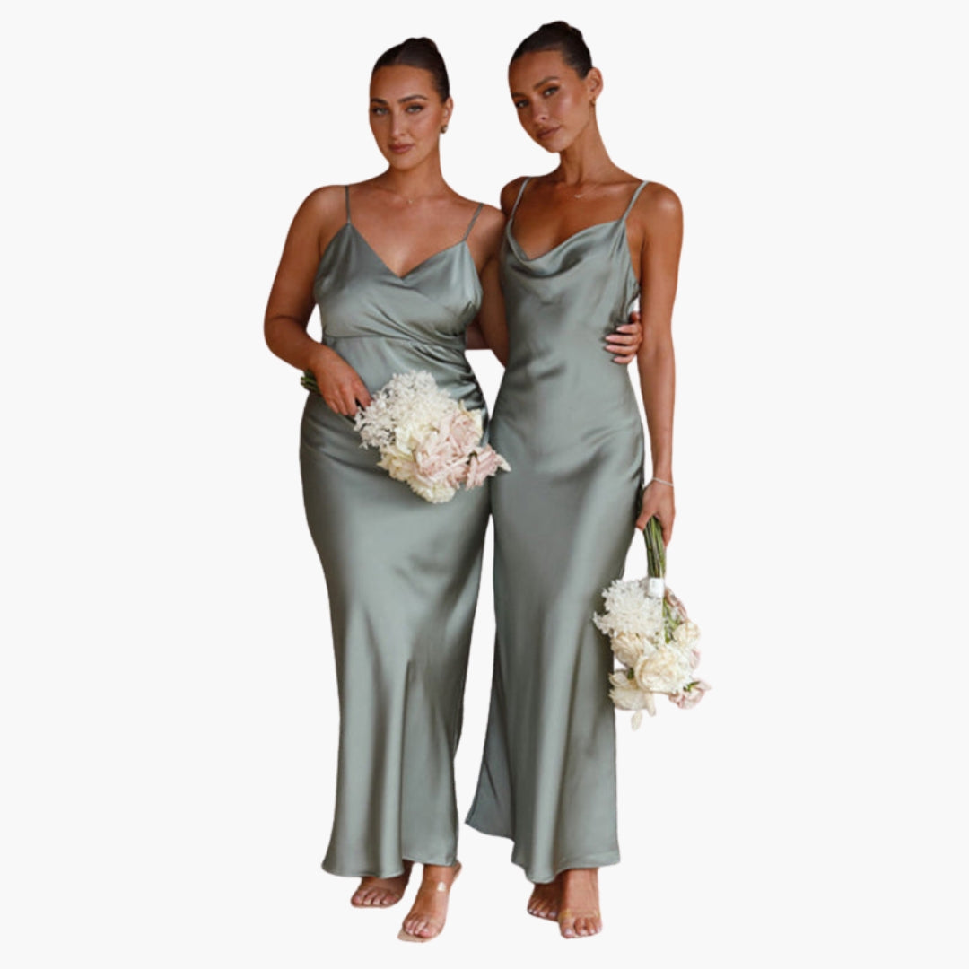 Langes Damenkleid mit drapiertem Ausschnitt und verstellbaren Trägern