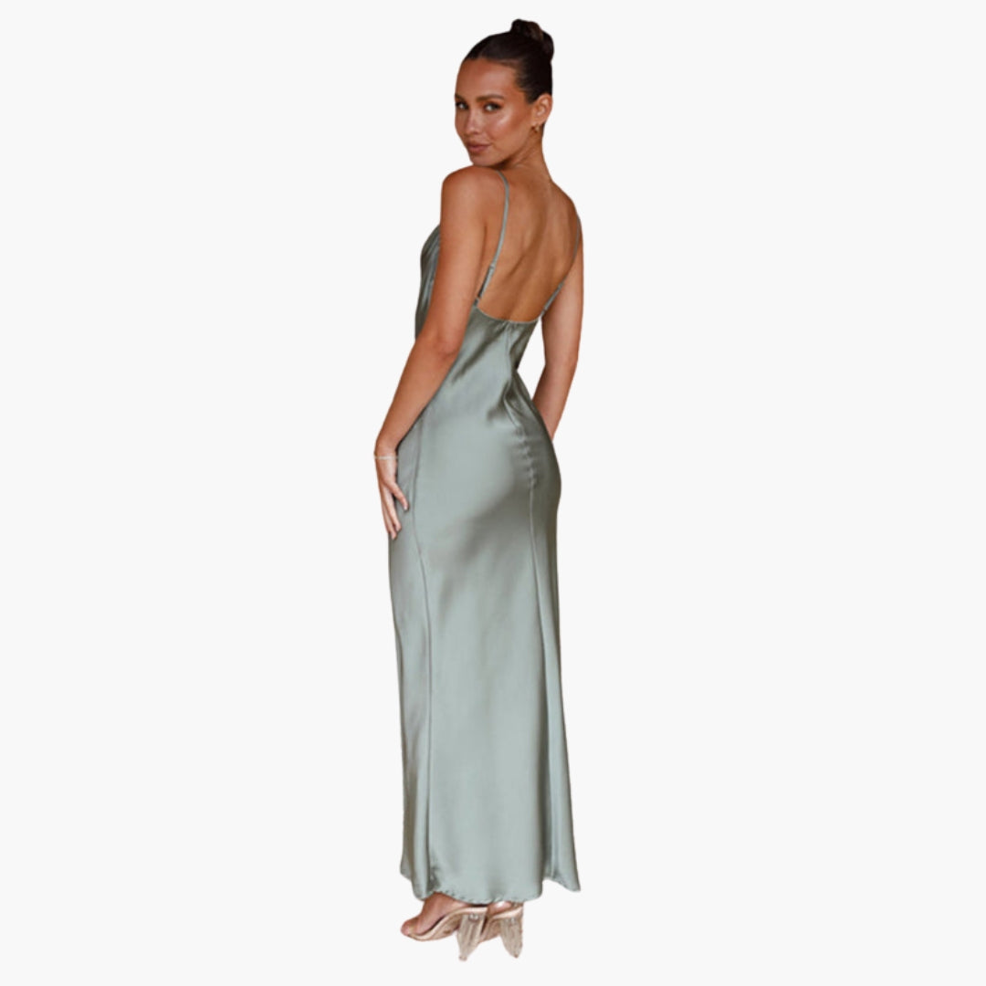 Langes Damenkleid mit drapiertem Ausschnitt und verstellbaren Trägern