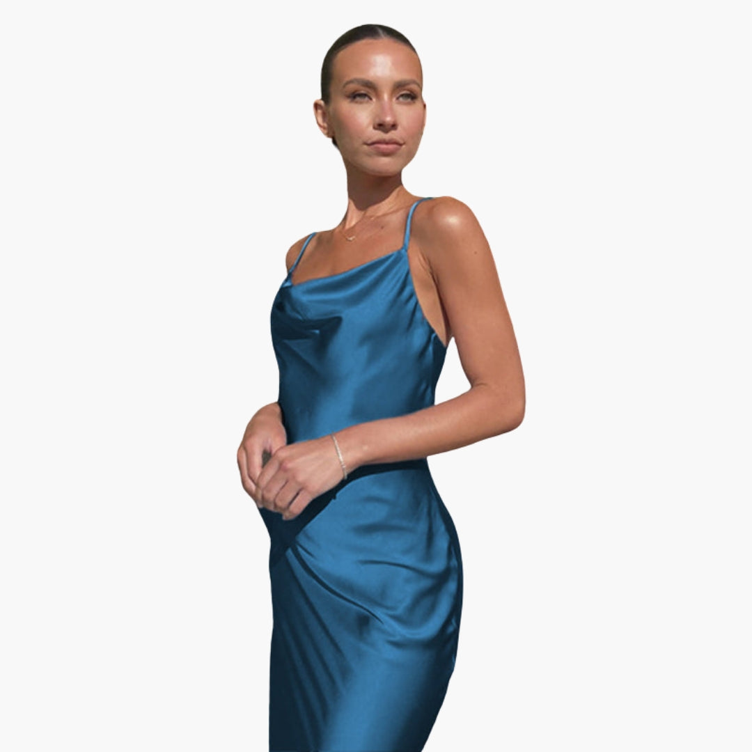 Langes Damenkleid mit drapiertem Ausschnitt und verstellbaren Trägern