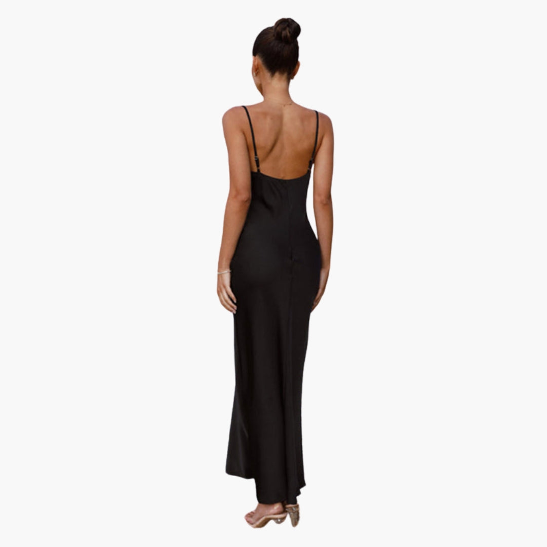 Langes Damenkleid mit drapiertem Ausschnitt und verstellbaren Trägern