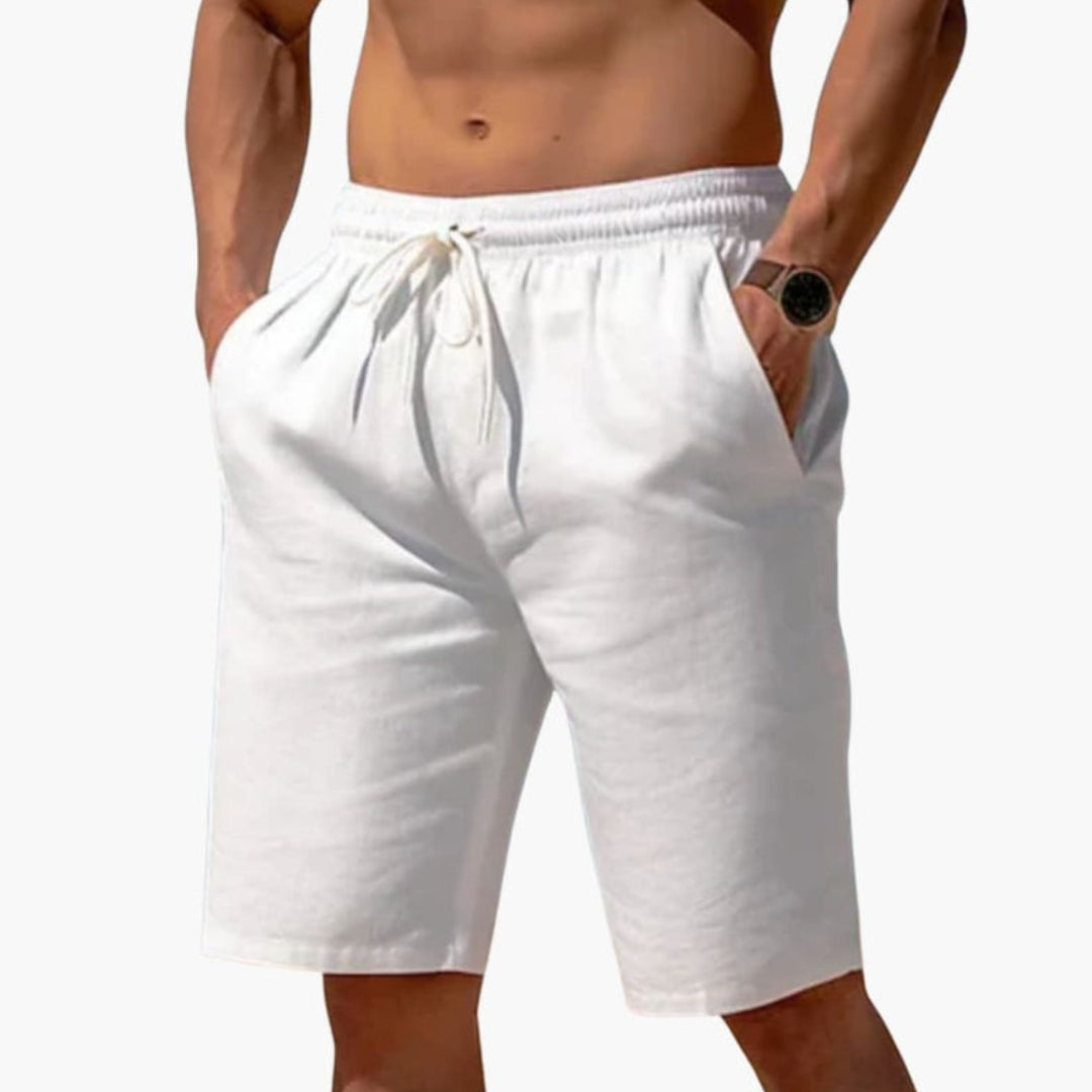 Short homme a taille à poches latérales et surface unie
