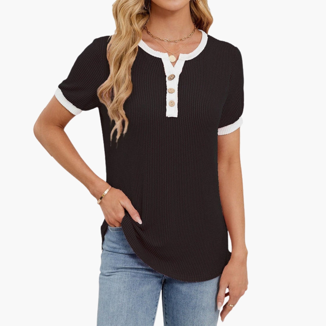 Camiseta para mujer con escote partido y tapeta con botones