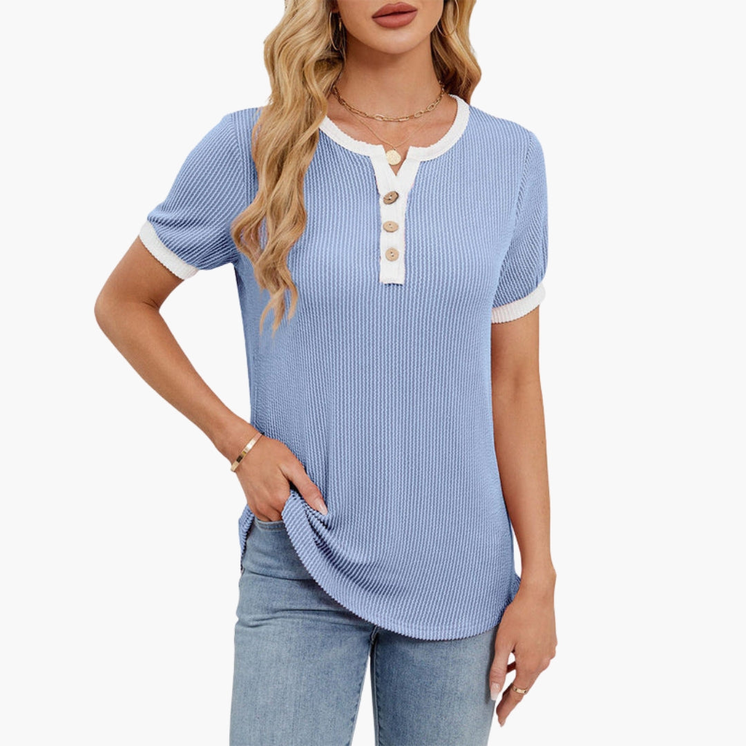 Camiseta para mujer con escote partido y tapeta con botones