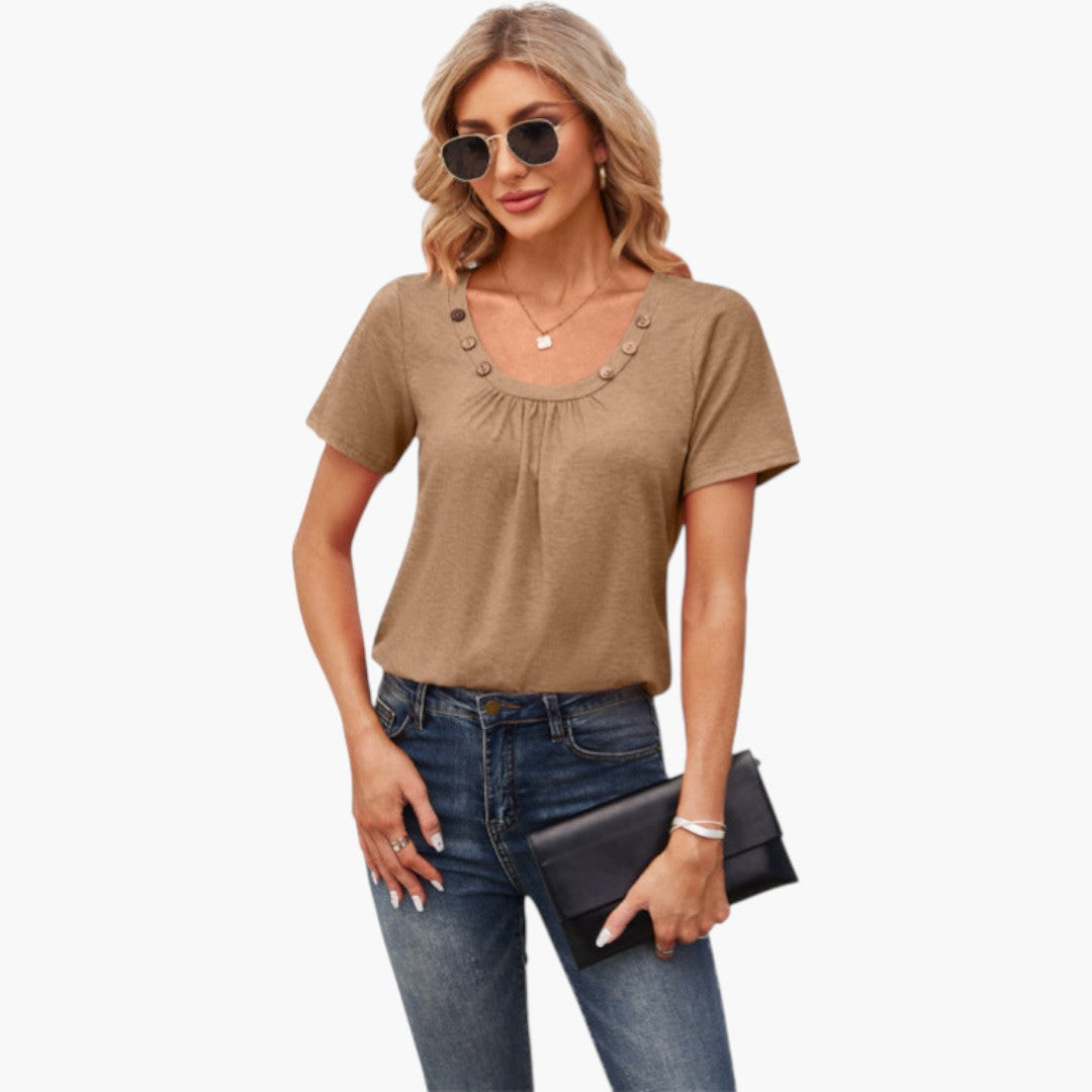 T-shirt feminina com botões decorativos e mangas curtas