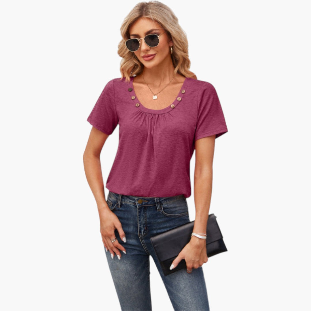 T-shirt feminina com botões decorativos e mangas curtas