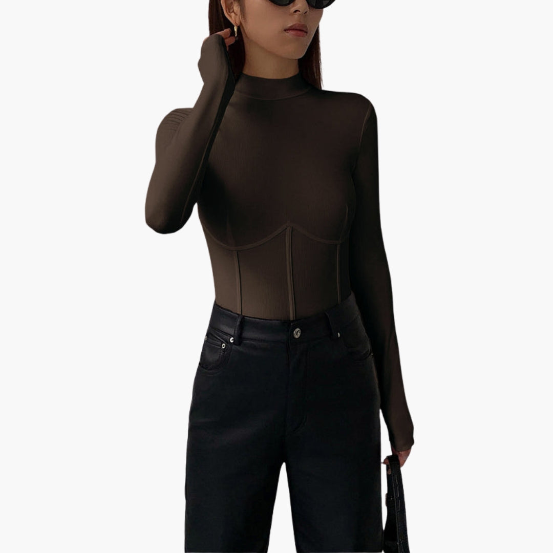 Camiseta de mujer con cuello alto y detalles ribeteados