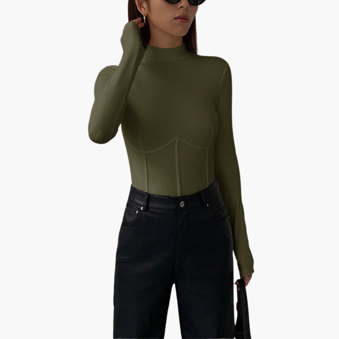 Camiseta de mujer con cuello alto y detalles ribeteados
