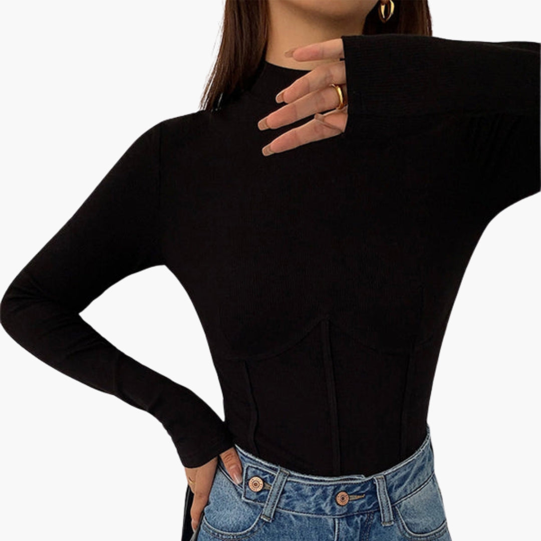 Camiseta de mujer con cuello alto y detalles ribeteados