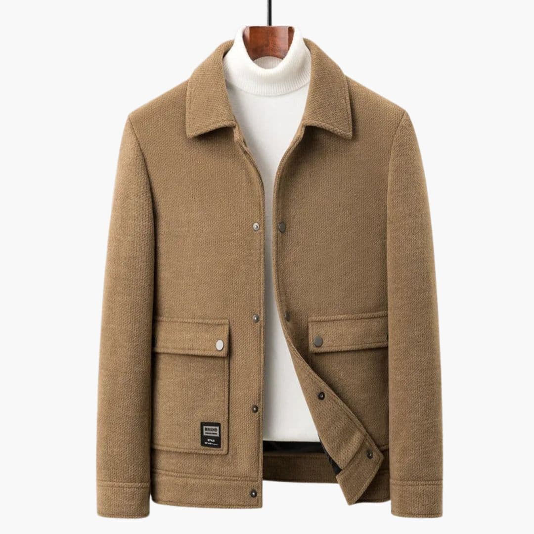 Chaqueta de hombre con cuello puntiagudo y bolsillos con solapa