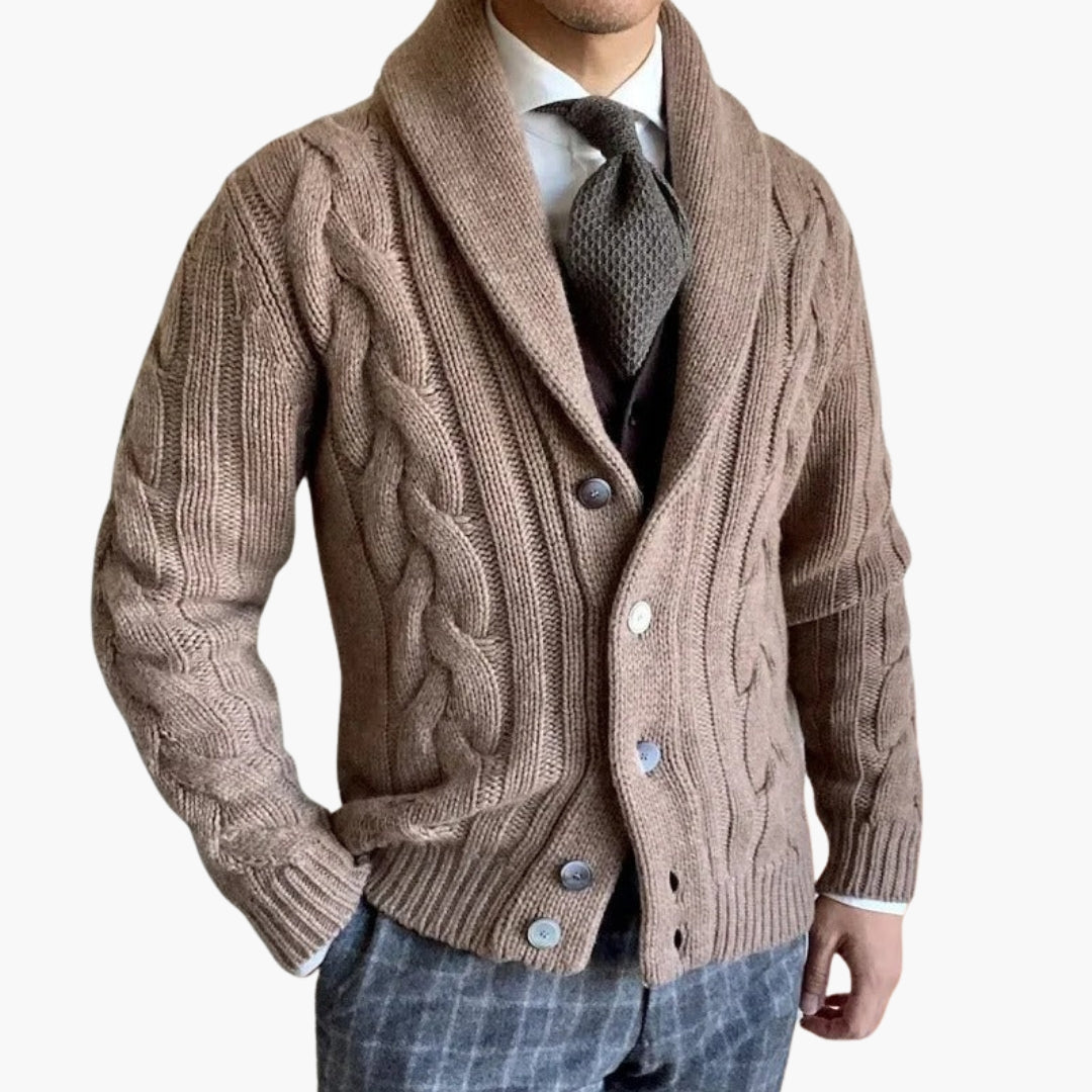 Herrenstrickjacke aus Zopfmuster mit Schalkragen