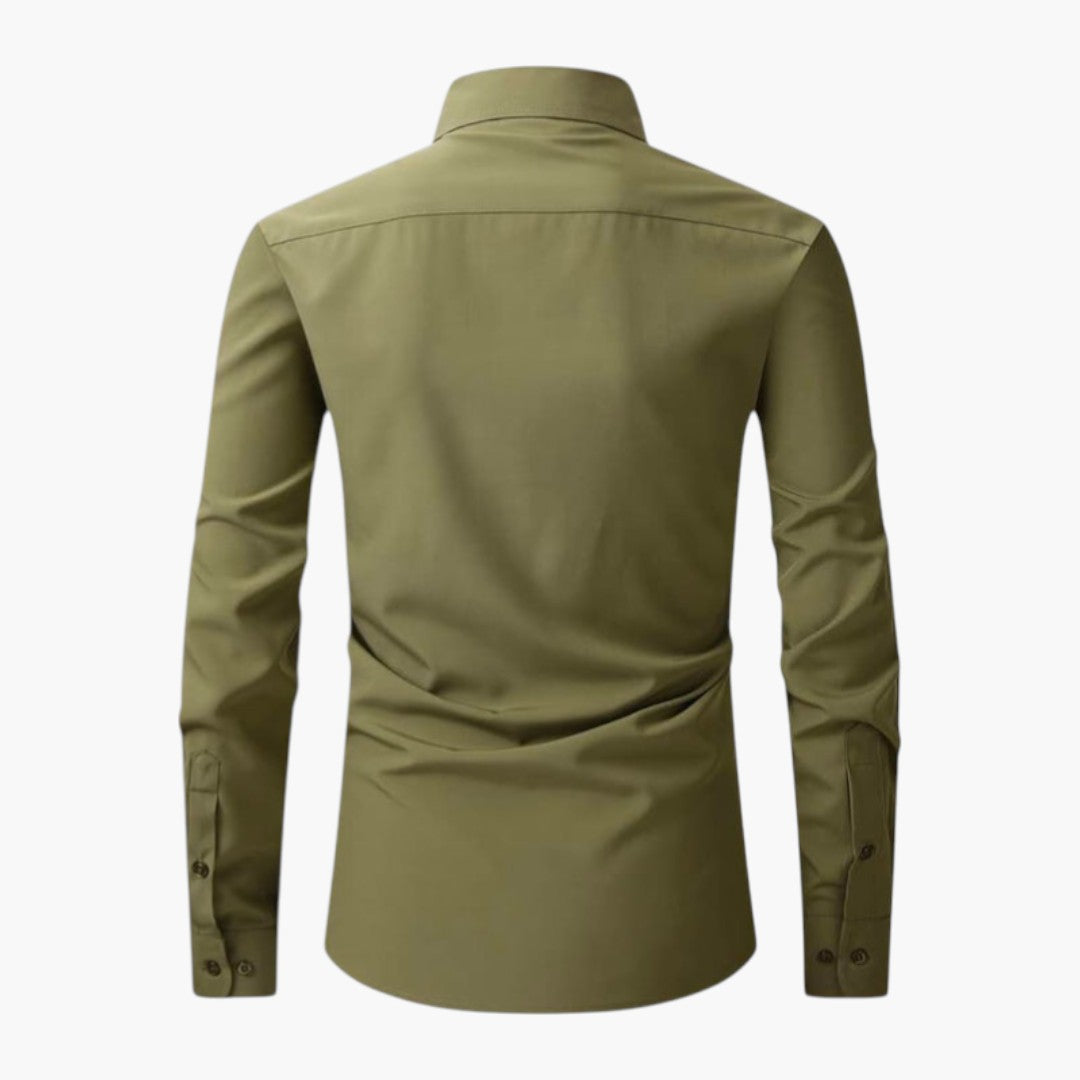 Camisa de hombre con bolsillo en el pecho y tapeta de botones