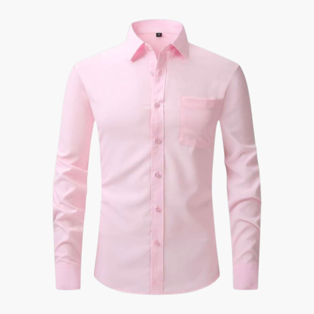 Camisa de hombre con bolsillo en el pecho y tapeta de botones