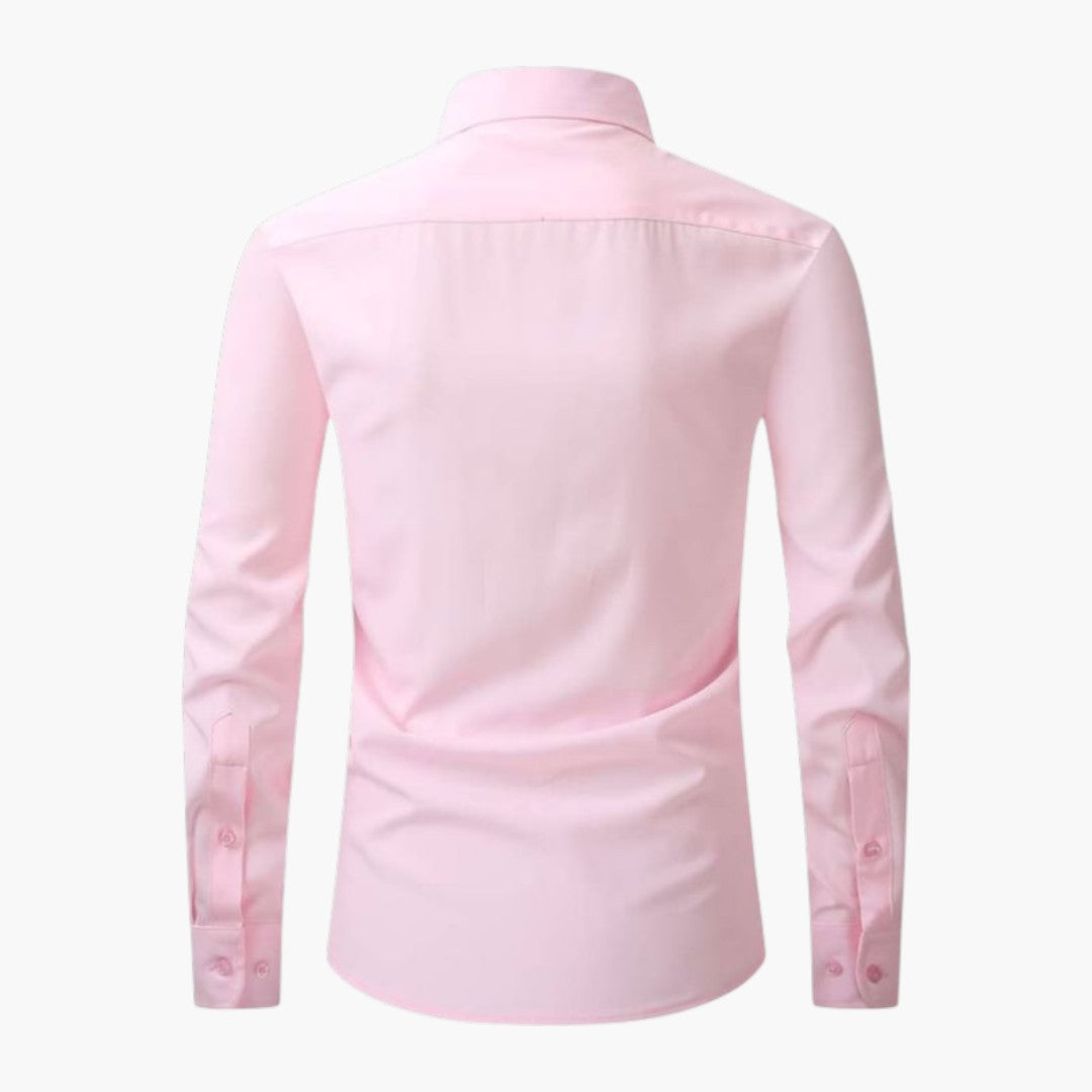 Camisa de hombre con bolsillo en el pecho y tapeta de botones