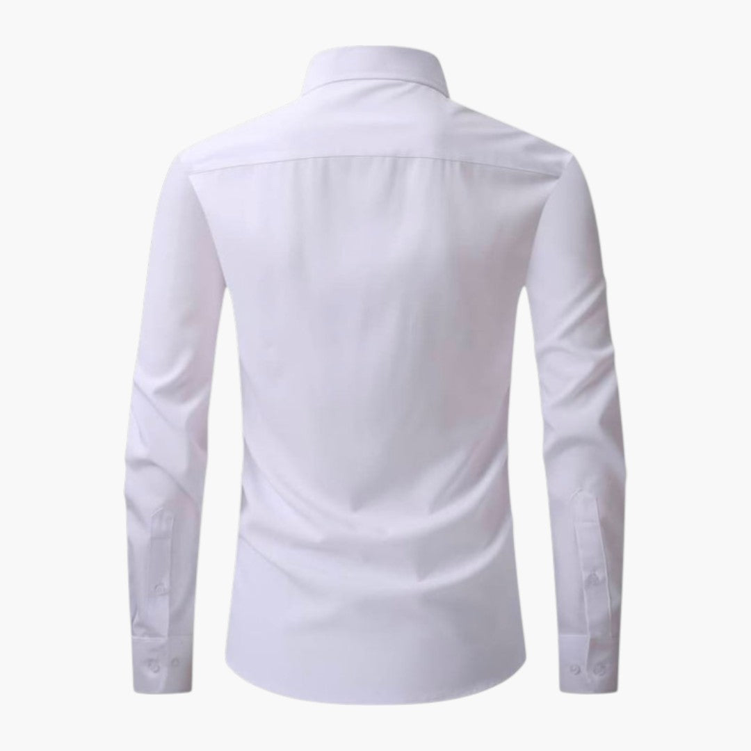 Camisa de hombre con bolsillo en el pecho y tapeta de botones
