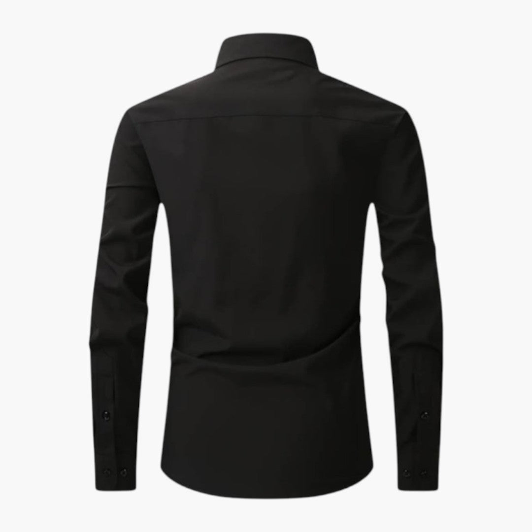 Camisa de hombre con bolsillo en el pecho y tapeta de botones