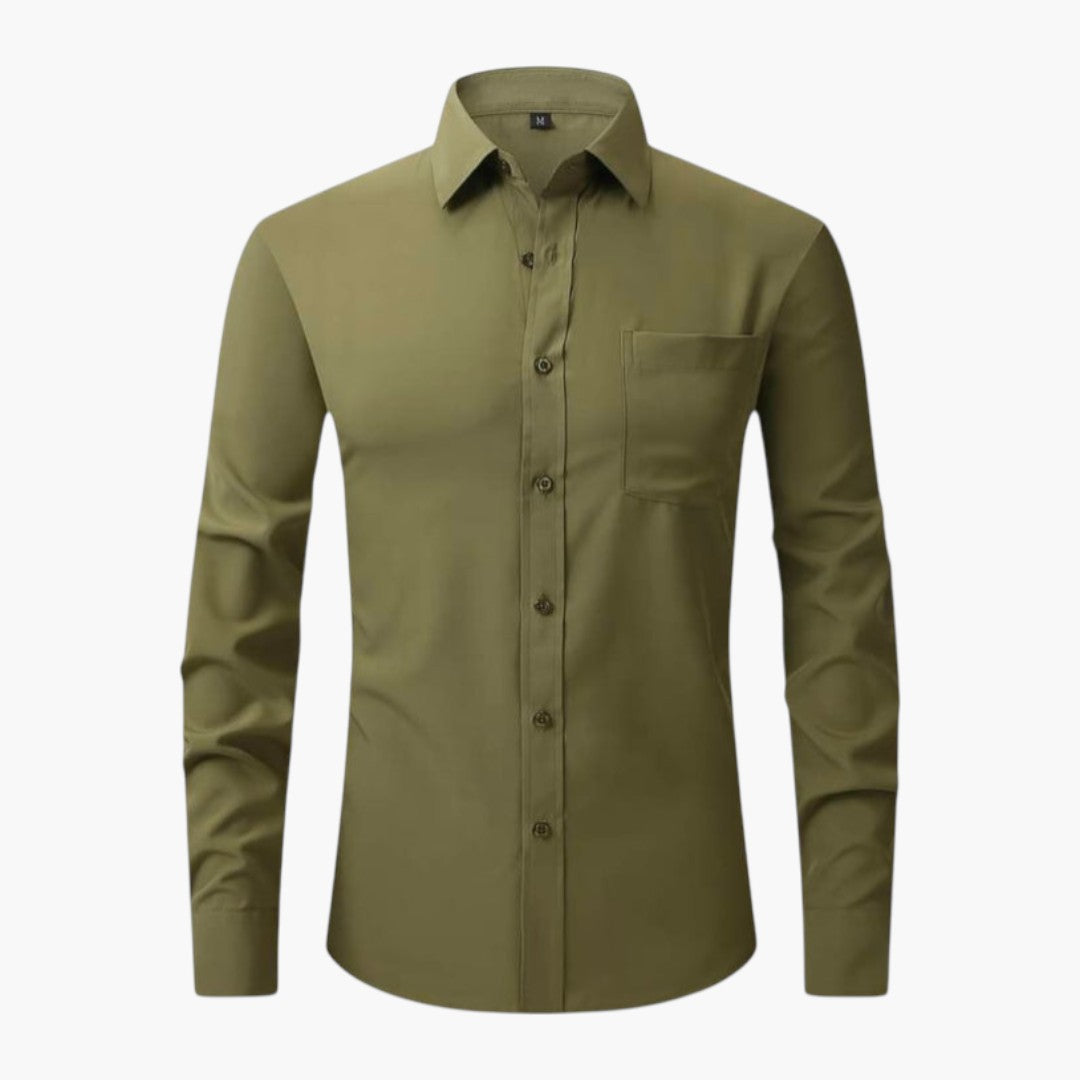 Camisa de hombre con bolsillo en el pecho y tapeta de botones