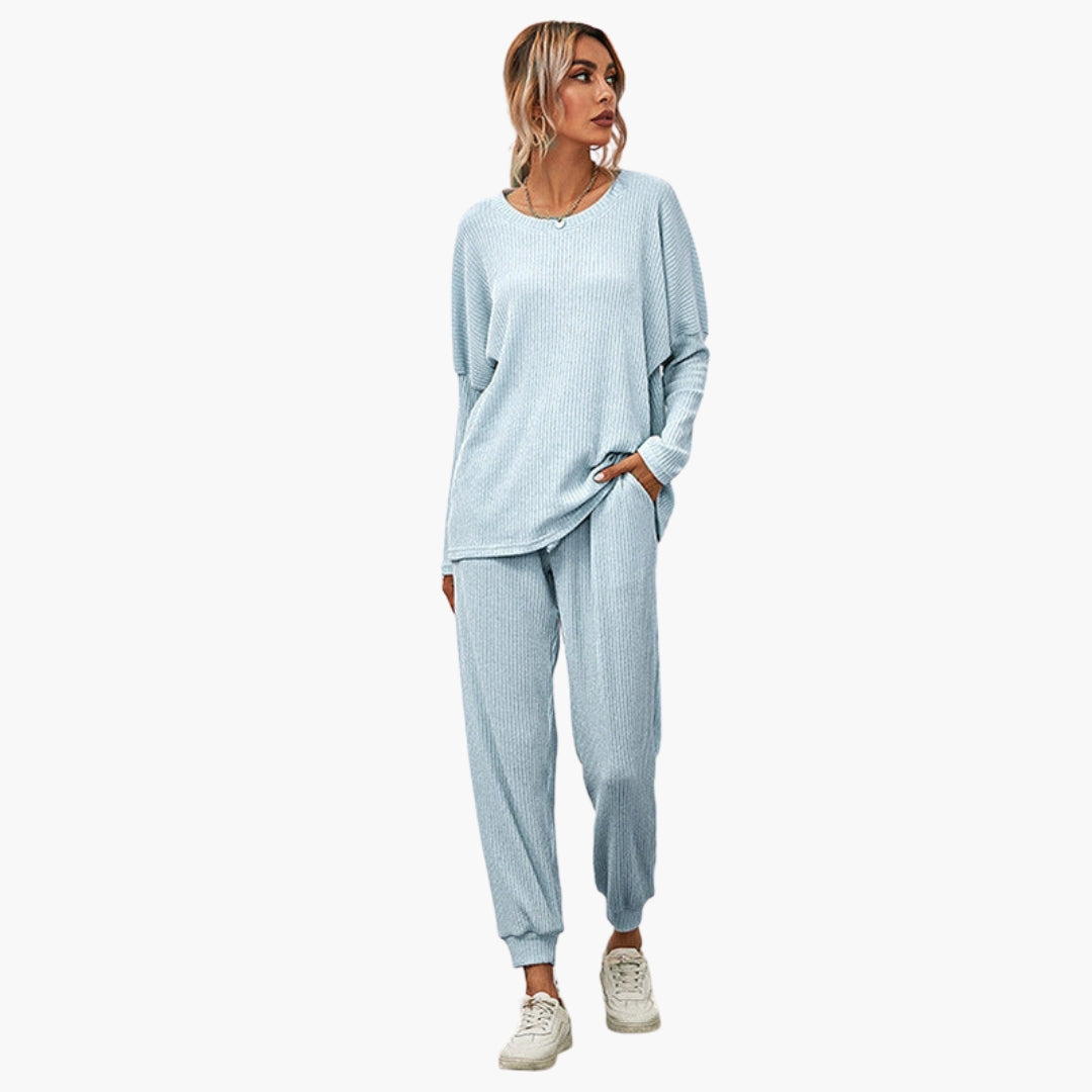 Macacão feminino com gola redonda e superfície canelada